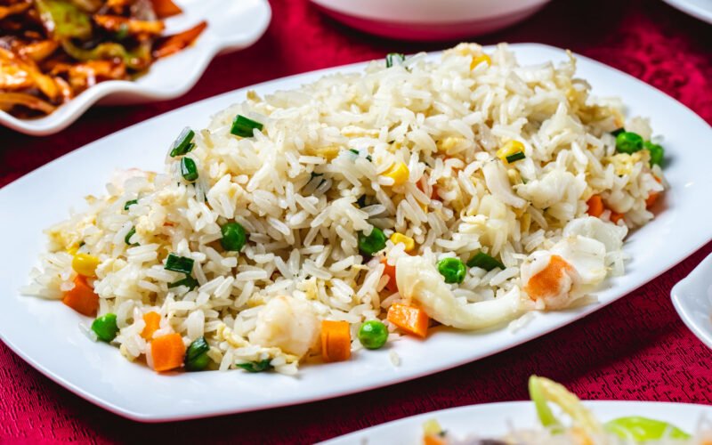 طريقة تحضير أرز بالكاليمارى والبازلاء لوجبة شهية وطعم لا يُقاوم